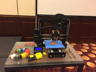 3D-Drucker mit gedruckten Beispielen